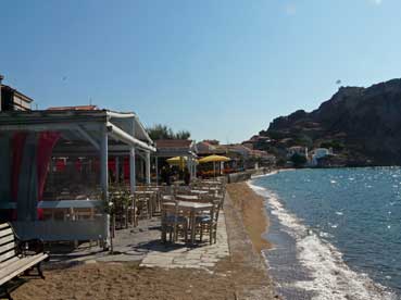 Typisch Griechenland. Caffes an dem Strand auf Limnos