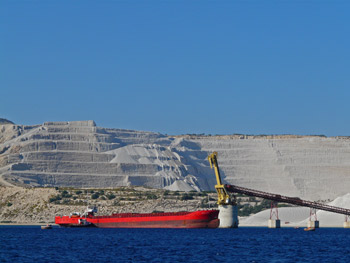 Yali,Griechenland, Frachter beim Beladen