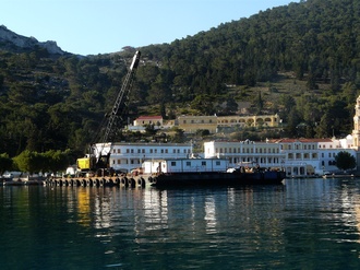 Panormitis, eine sehr sichere Bucht auf Symi, Griechenland