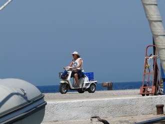 Hafenmeisterin Edie auf Tilos, Griechenland