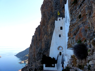 unten segeln oben Kloster in der Steilwand