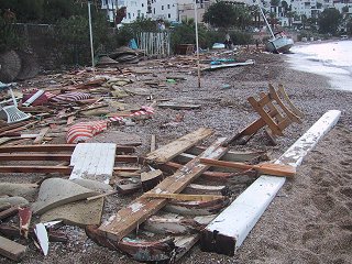 Trmmerteile am Strand von Bodrum nach dem Sdsturm