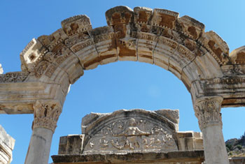 Antiker Torbogen in Efesus